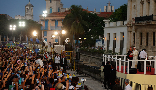 POPE FRANCIS MEETS WITH YOUNG PEOPLE OUTSIDE THE FATHER FELIX VARELA CULTURAL CENTER IN HAVANA SEPT. 20. (CNS PHOTO/PAUL HARING)